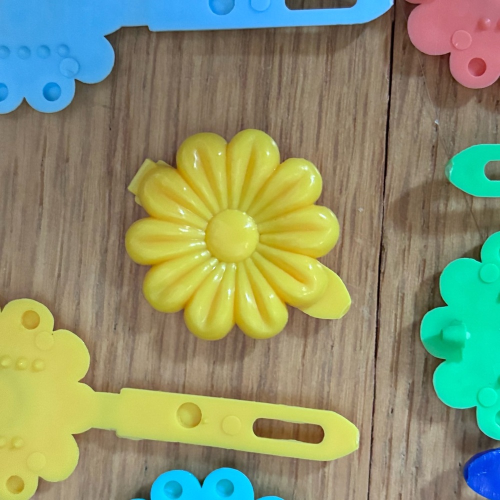 Plastic retro hair barrettes. Set of 34 Snap Close Daisy hair clips. Opaque - Picture 4 of 11